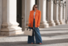 La tenue avec un pantalon oversize : un jean aux jambes ultra-larges et un blazer oversize orange clair