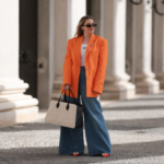 La tenue avec un pantalon oversize : un jean aux jambes ultra-larges et un blazer oversize orange clair